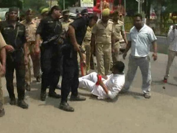 SP Workers protest against Yogi Adityanath in his Kanpur tour SP Workers protest against Yogi Adityanath in his Kanpur tour