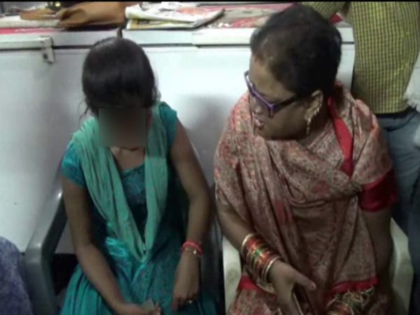 BJP Woman leader beat girl for love jihad in Aligarh BJP Woman leader beat girl for love jihad in Aligarh