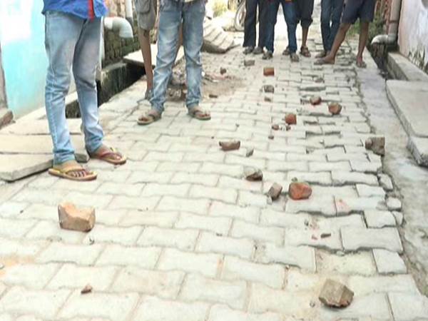 यूपी: गांव में हो रही पत्थरों की बारिश से दहशत में लोग, देखें वीडियो यूपी: गांव में हो रही पत्थरों की बारिश से दहशत में लोग, देखें वीडियो