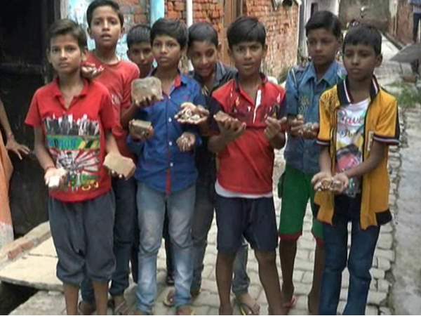 यूपी: गांव में हो रही पत्थरों की बारिश से दहशत में लोग, देखें वीडियो यूपी: गांव में हो रही पत्थरों की बारिश से दहशत में लोग, देखें वीडियो
