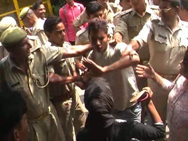 Romeo beat by Public, police and Girl Romeo beat by Public, police and Girl
