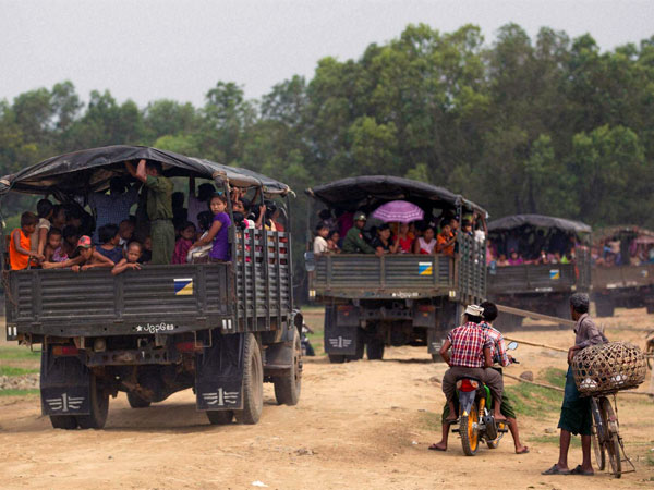 अब तक 6,55,000 रोहिंग्याओं को बांग्लादेश में शरण लेनी