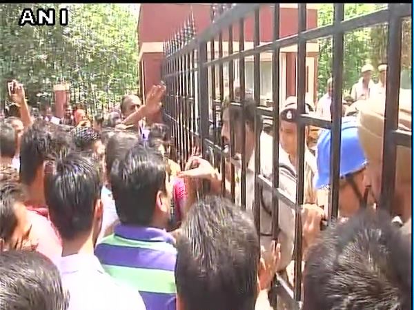 गुरुग्राम LIVE: रायन स्कूल में बच्चे की हत्या पर हंगामा, पैरेंट्स ने मेन गेट का ताला तोड़ा गुरुग्राम LIVE: रायन स्कूल में बच्चे की हत्या पर हंगामा, पैरेंट्स ने मेन गेट का ताला तोड़ा