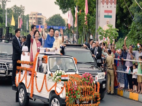 भारतीय ड्रेस में शिंजो और उनकी पत्नी, मोबाइल से यादगार लम्हे को किया कैद भारतीय ड्रेस में शिंजो और उनकी पत्नी, मोबाइल से यादगार लम्हे को किया कैद