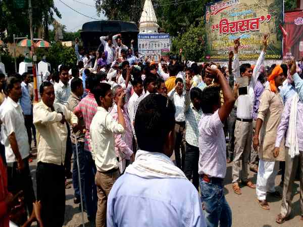 UP shikshamitra protest against CM Yogi Adityanath in Shahjahanpur UP shikshamitra protest against CM Yogi Adityanath in Shahjahanpur