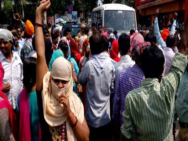 UP shikshamitra protest against CM Yogi Adityanath in Shahjahanpur UP shikshamitra protest against CM Yogi Adityanath in Shahjahanpur