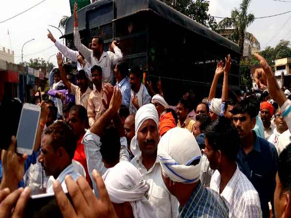 UP shikshamitra protest against CM Yogi Adityanath in Shahjahanpur UP shikshamitra protest against CM Yogi Adityanath in Shahjahanpur