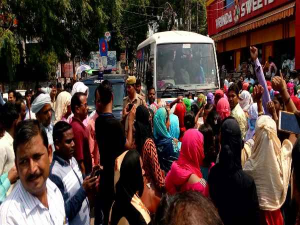 UP shikshamitra protest against CM Yogi Adityanath in Shahjahanpur UP shikshamitra protest against CM Yogi Adityanath in Shahjahanpur