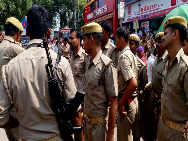 UP shikshamitra protest against CM Yogi Adityanath in Shahjahanpur UP shikshamitra protest against CM Yogi Adityanath in Shahjahanpur
