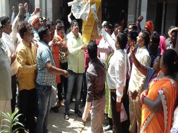 UP shikshamitra protest against CM Yogi Adityanath in Shahjahanpur UP shikshamitra protest against CM Yogi Adityanath in Shahjahanpur