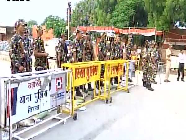 LIVE: राम रहीम के सिरसा डेरे में घुसी पुलिस, खुल सकते हैं कई बड़े राज LIVE: राम रहीम के सिरसा डेरे में घुसी पुलिस, खुल सकते हैं कई बड़े राज