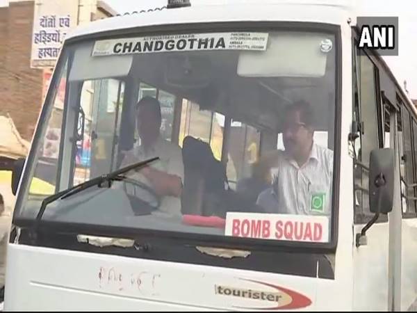 LIVE: राम रहीम के सिरसा डेरे में घुसी पुलिस, खुल सकते हैं कई बड़े राज LIVE: राम रहीम के सिरसा डेरे में घुसी पुलिस, खुल सकते हैं कई बड़े राज