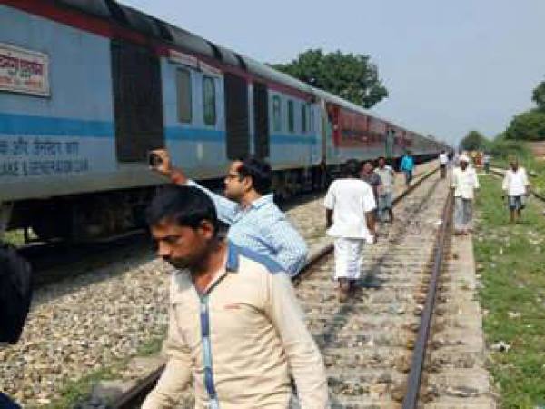 फिर टला बड़ा रेल हादसा, बिना इंजन दौड़ती रही शिवगंगा एक्सप्रेस फिर टला बड़ा रेल हादसा, बिना इंजन दौड़ती रही शिवगंगा एक्सप्रेस