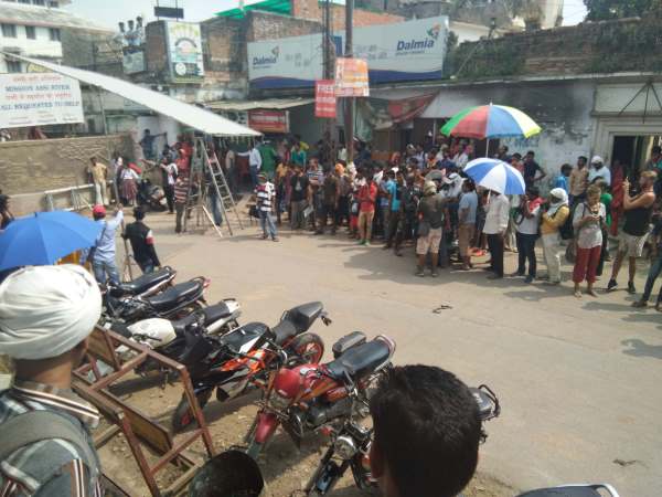 काशी में सड़क पर ऐश्वर्या दीवान के साथ एक्टर शरमन जोशी, PICS काशी में सड़क पर ऐश्वर्या दीवान के साथ एक्टर शरमन जोशी, PICS
