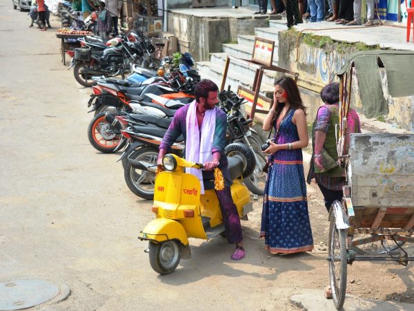 काशी में सड़क पर ऐश्वर्या दीवान के साथ एक्टर शरमन जोशी, PICS काशी में सड़क पर ऐश्वर्या दीवान के साथ एक्टर शरमन जोशी, PICS