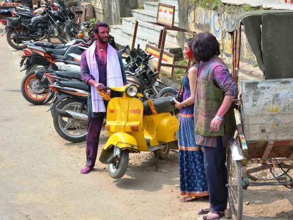 काशी में सड़क पर ऐश्वर्या दीवान के साथ एक्टर शरमन जोशी, PICS काशी में सड़क पर ऐश्वर्या दीवान के साथ एक्टर शरमन जोशी, PICS