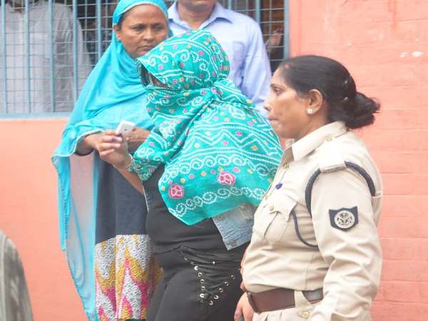 saharanpur चलती कार में शराब पिला चार युवकों ने किया महिला से गैंगरेप saharanpur चलती कार में शराब पिला चार युवकों ने किया महिला से गैंगरेप
