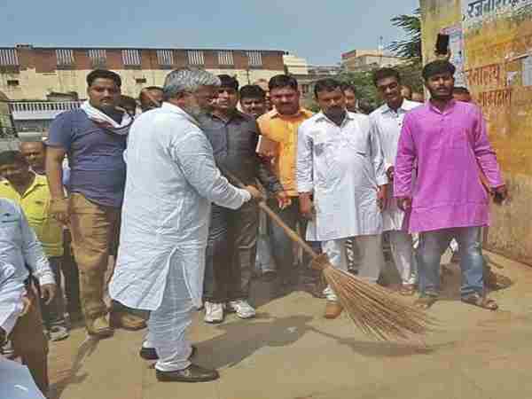 योगी के मंत्री ने टॉयलेट में पोंछा लगाकर किया साफ, 2 सस्पेंड योगी के मंत्री ने टॉयलेट में पोंछा लगाकर किया साफ, 2 सस्पेंड