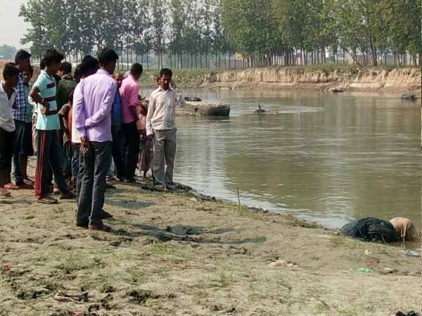 Woman dead body found in river, Police humiliate Woman dead body found in river, Police humiliate