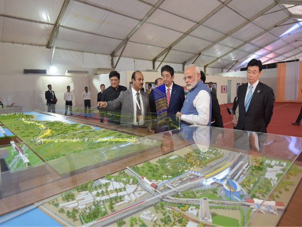 कांग्रेस बोली चुनावी बुलेट ट्रेन, शिवसेना ने कहा- ये मोदी का महंगा सपना है कांग्रेस बोली चुनावी बुलेट ट्रेन, शिवसेना ने कहा- ये मोदी का महंगा सपना है