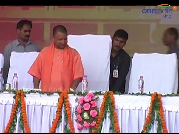 CM योगी के लिए मंदिर में रेड कार्पेट,कैसे खत्म हो VIP कल्चर? CM योगी के लिए मंदिर में रेड कार्पेट,कैसे खत्म हो VIP कल्चर?