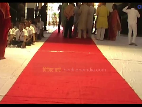 CM योगी के लिए मंदिर में रेड कार्पेट,कैसे खत्म हो VIP कल्चर? CM योगी के लिए मंदिर में रेड कार्पेट,कैसे खत्म हो VIP कल्चर?