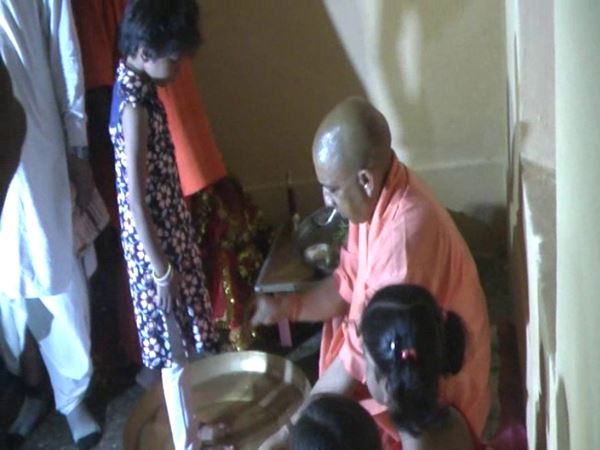 cm yogi adityanath performs kanya pujan on ram navmi cm yogi adityanath performs kanya pujan on ram navmi