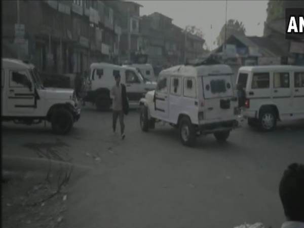 जम्मू-कश्मीर: पुलिस पार्टी पर आतंकी हमला, एक पुलिसकर्मी शहीद जम्मू-कश्मीर: पुलिस पार्टी पर आतंकी हमला, एक पुलिसकर्मी शहीद