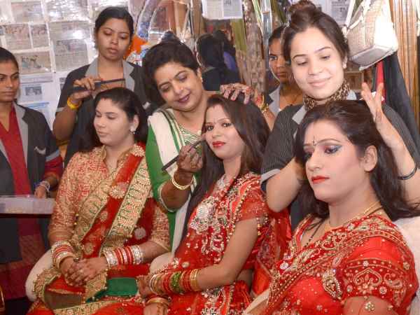 हजारों रुपए के पैकेज