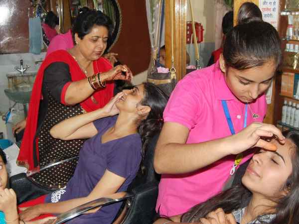 साज श्रृंगार के लिए अतिरिक्त व्यवस्था
