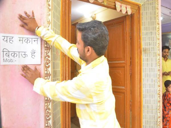 रिपोर्ट में ये लोग हैं नामजद