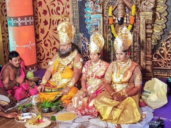 लक्ष्मी-विष्णु जैसे पहने कपड़े