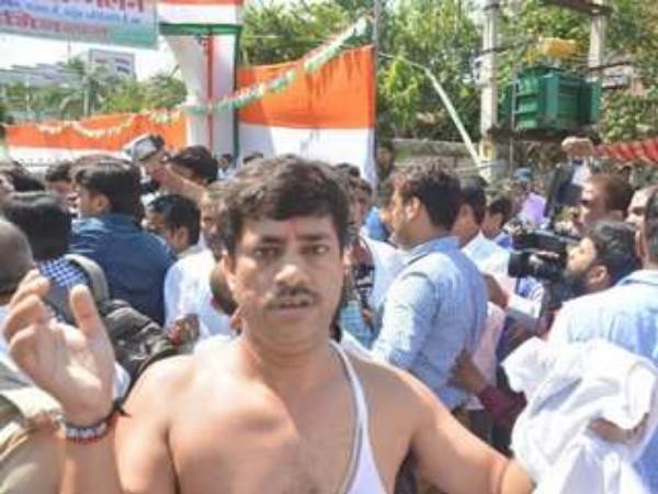 मोदी जिंदाबाद के नारे से बिगड़ा पार्टी का माहौल