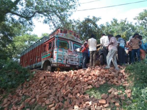 सड़क किनारे पड़े ईंट का ढेर दुर्घटना का कारण बना