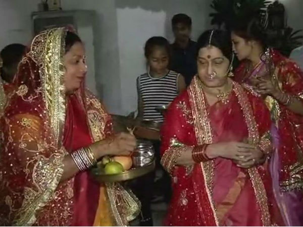 Delhi: #KarvaChauth celebrated at the residence of EAM Sushma Swaraj Delhi: #KarvaChauth celebrated at the residence of EAM Sushma Swaraj