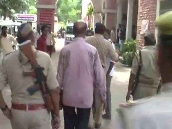 विरोध में युवक एसपी कार्यालय पर धरने पर बैठा