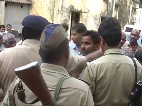 लापता लड़की मामले को लेकर एसपी से मिलने आया था