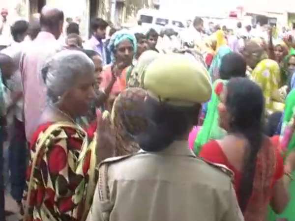 महिलाओं को भड़का रहा था युवक- सीओ