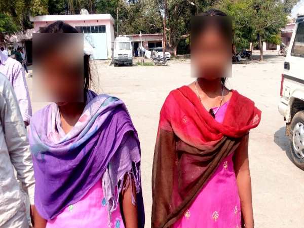 शौच के लिए गई थीं बहनें