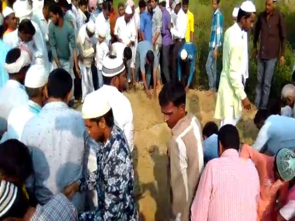 दफनाने को लेकर बढ़ा विवाद