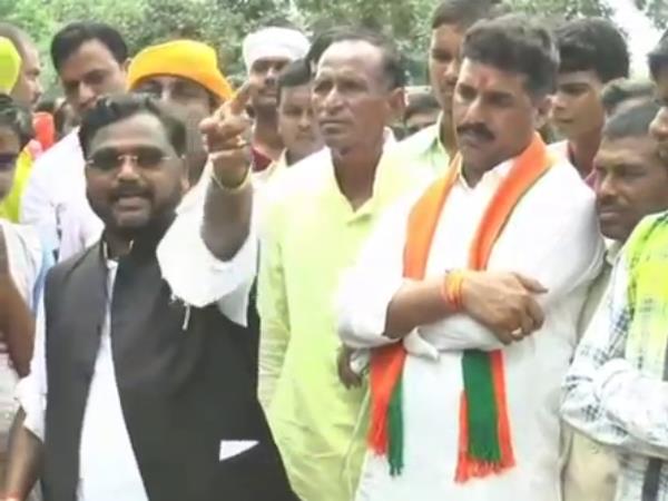 डीएम और एसपी को भी देख लेने की दे दी धमकी