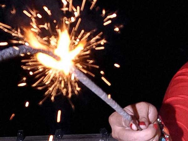 एक दूसरे को खुशियाँ बाँटते हुए
