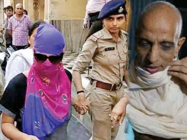 मां-बाप को खुश देखना है तो कपड़े उतारो