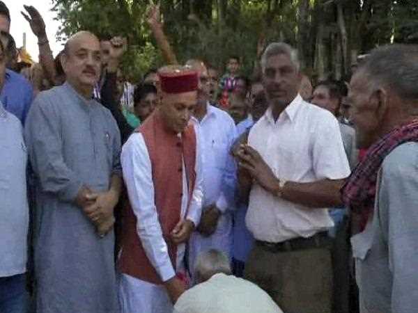 गाजे-बाजे के साथ कराया नामांकन