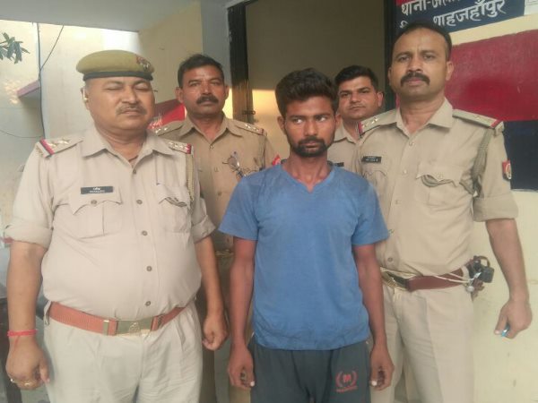 मुठभेड़ में पुलिस ने पकड़ा