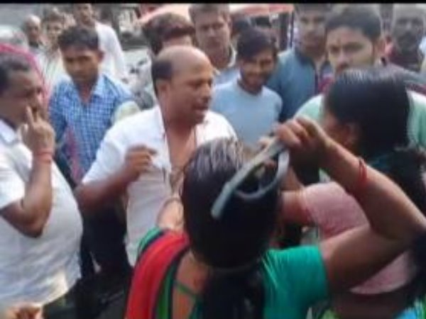 कान पकड़कर मांगने लगा माफी