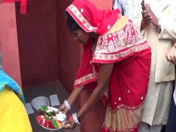 फीता काटकर शौचालय का किया उद्घाटन