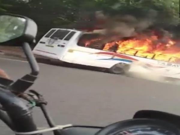 Delhi: Fire broke out in a school bus near Dhaula Kuan Delhi: Fire broke out in a school bus near Dhaula Kuan