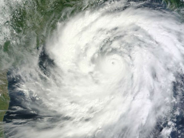 पश्चिम बंगाल में चक्रवाती तूफान की चेतावनी, तेज हवा और बारिश से जनजीवन अस्त-व्यस्त पश्चिम बंगाल में चक्रवाती तूफान की चेतावनी, तेज हवा और बारिश से जनजीवन अस्त-व्यस्त