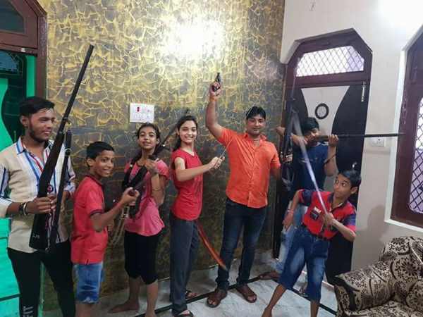 गाजियाबाद: हिन्दू युवा वाहिनी के अध्यक्ष ने दिवाली के दिन बच्चों से कराई फायरिंग गाजियाबाद: हिन्दू युवा वाहिनी के अध्यक्ष ने दिवाली के दिन बच्चों से कराई फायरिंग